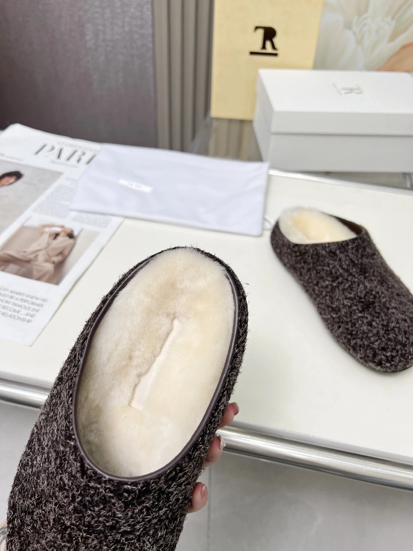 R 1970s Shearling Slippers Beige Slippers - 19