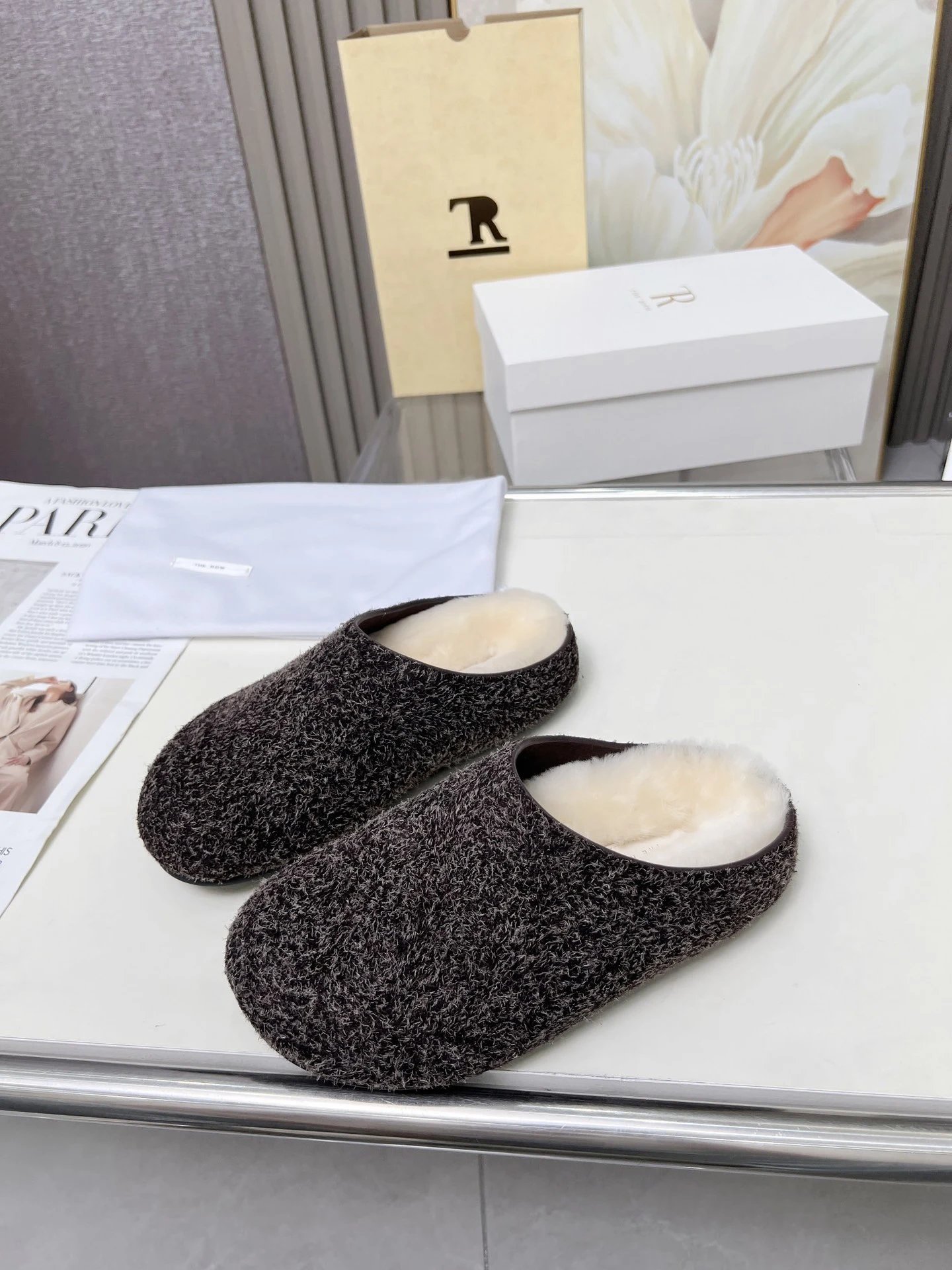 R 1970s Shearling Slippers Beige Slippers - 18