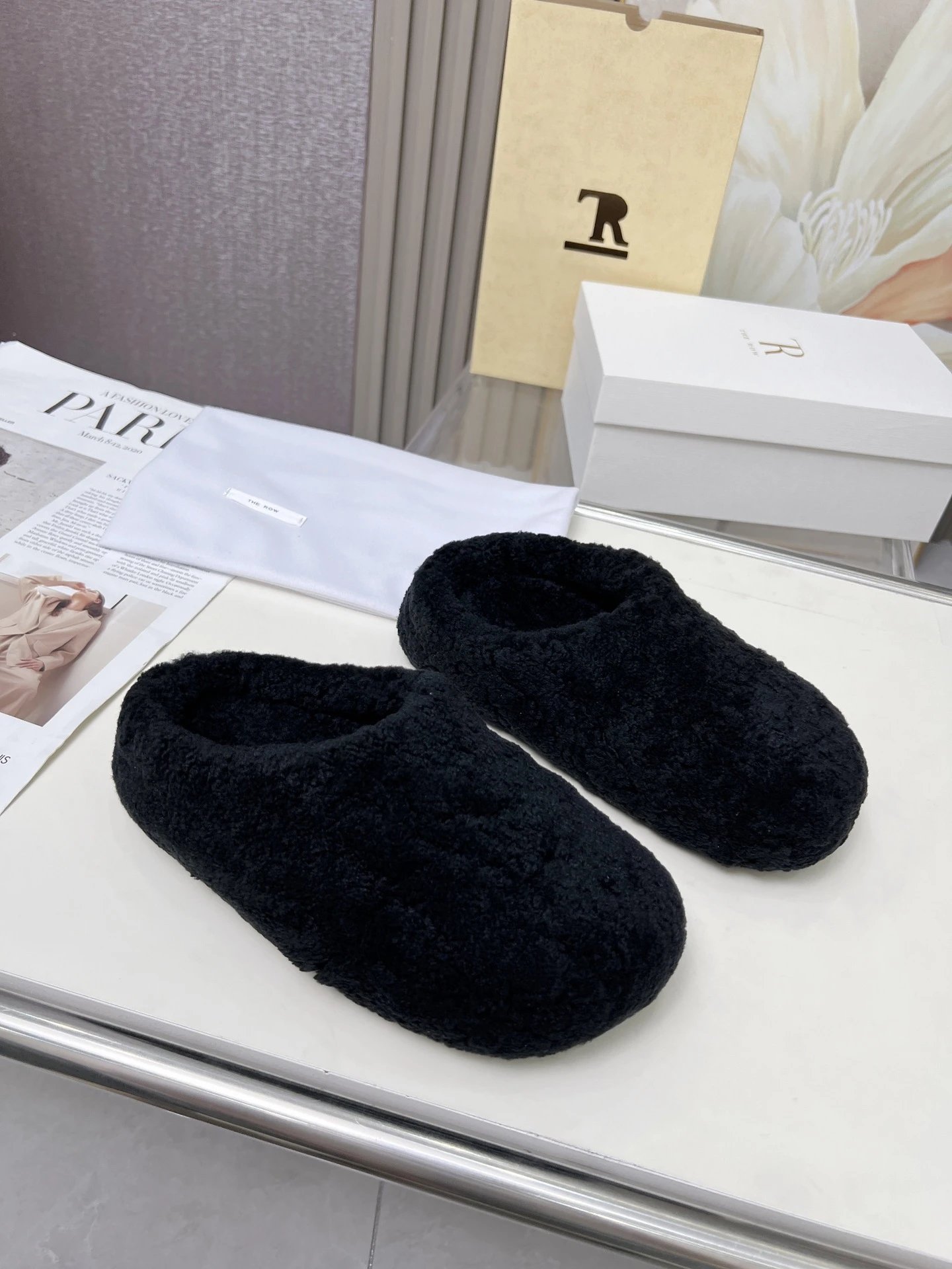R 1970s Shearling Slippers Beige Slippers - 28