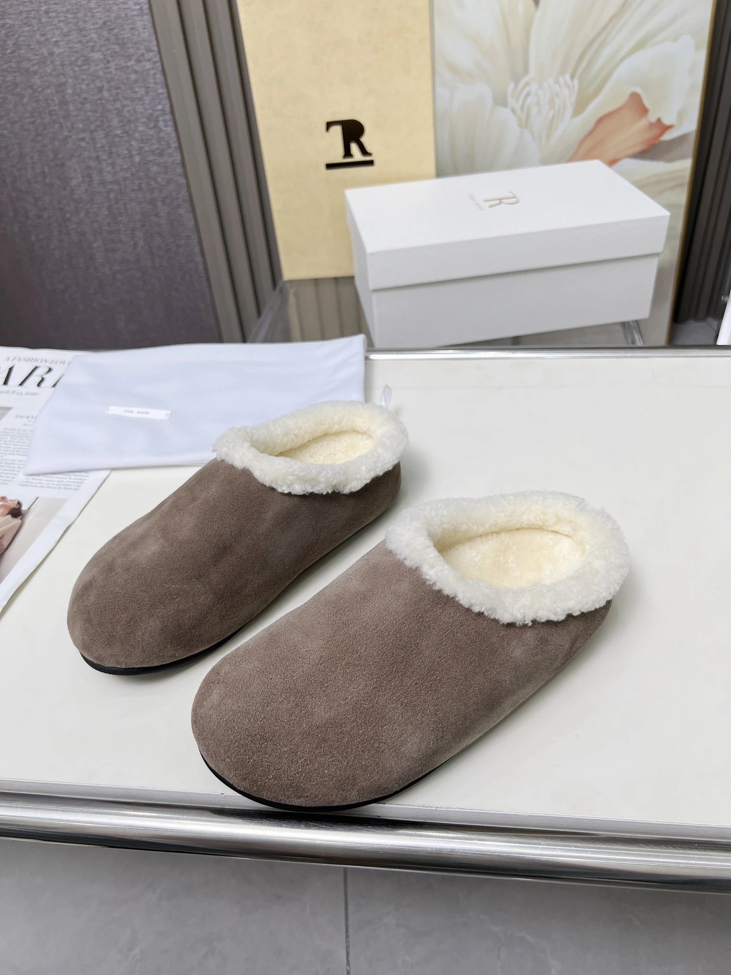 R 1970s Shearling Slippers Beige Slippers - 47