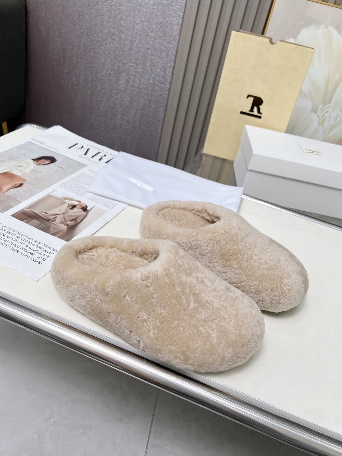R 1970s Shearling Slippers Beige Slippers - 24