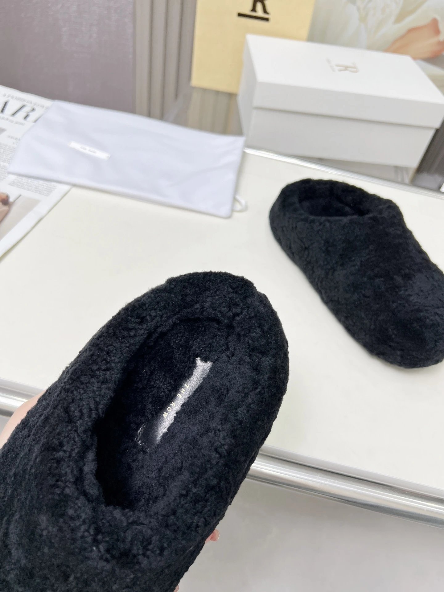 R 1970s Shearling Slippers Beige Slippers - 30