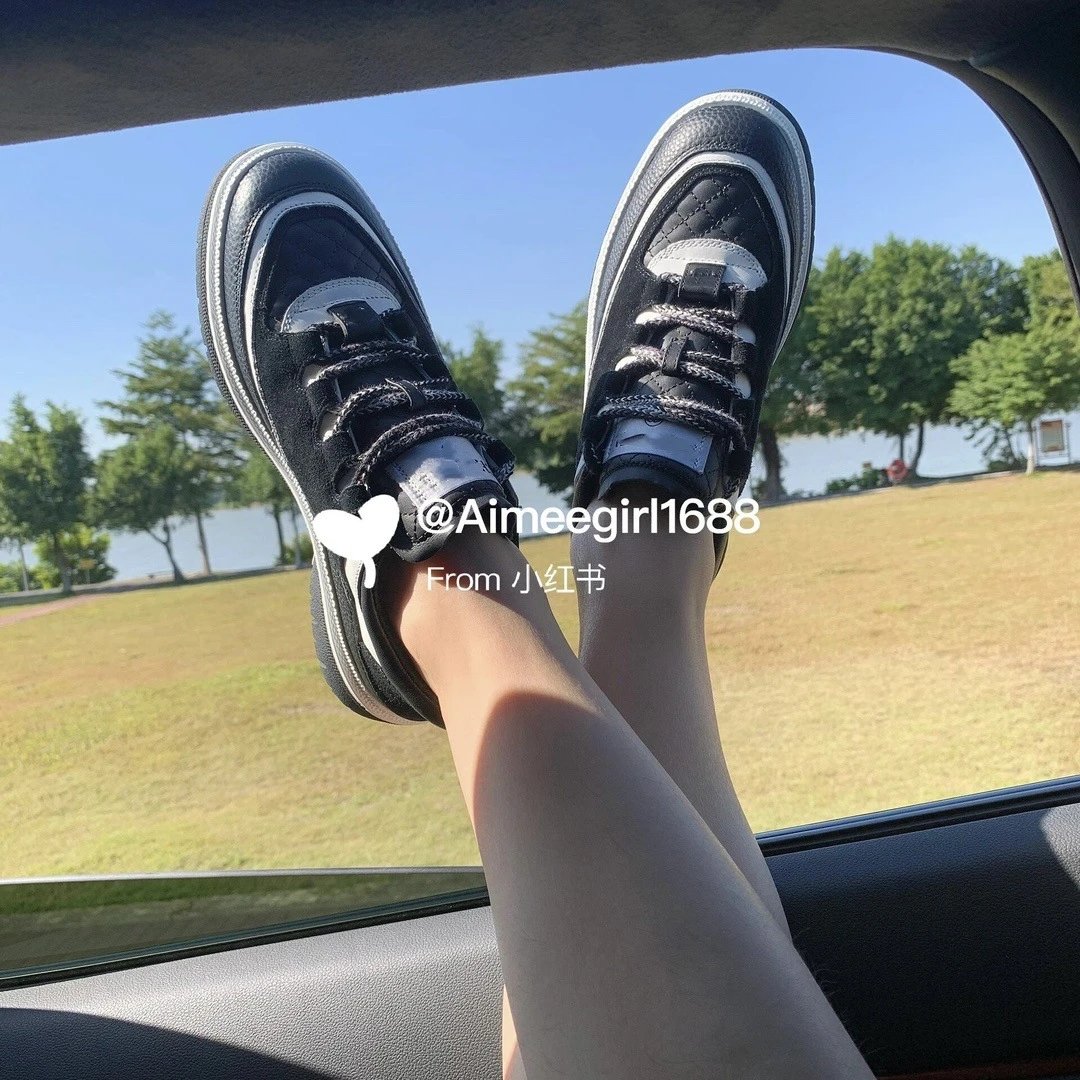Off-White Diagonal Stripe Low Top Black and White Sneakers - 3
