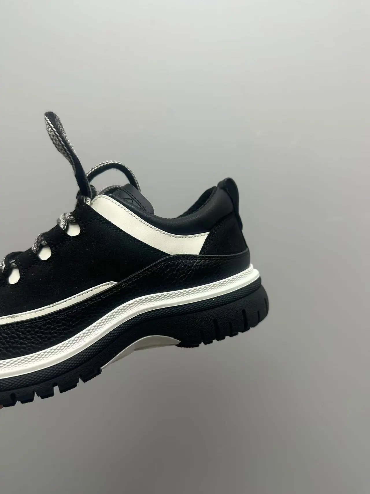 Off-White Diagonal Stripe Low Top Black and White Sneakers - 13