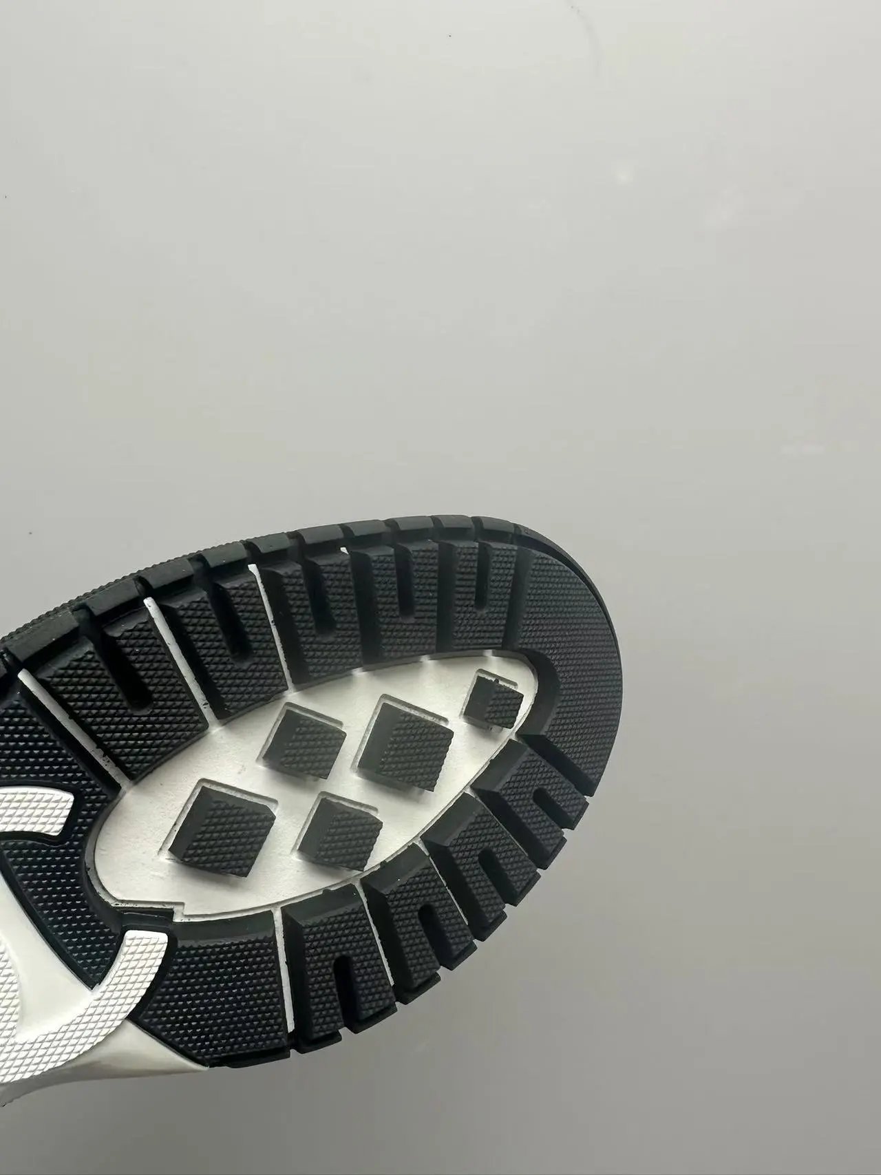 Off-White Diagonal Stripe Low Top Black and White Sneakers - 21