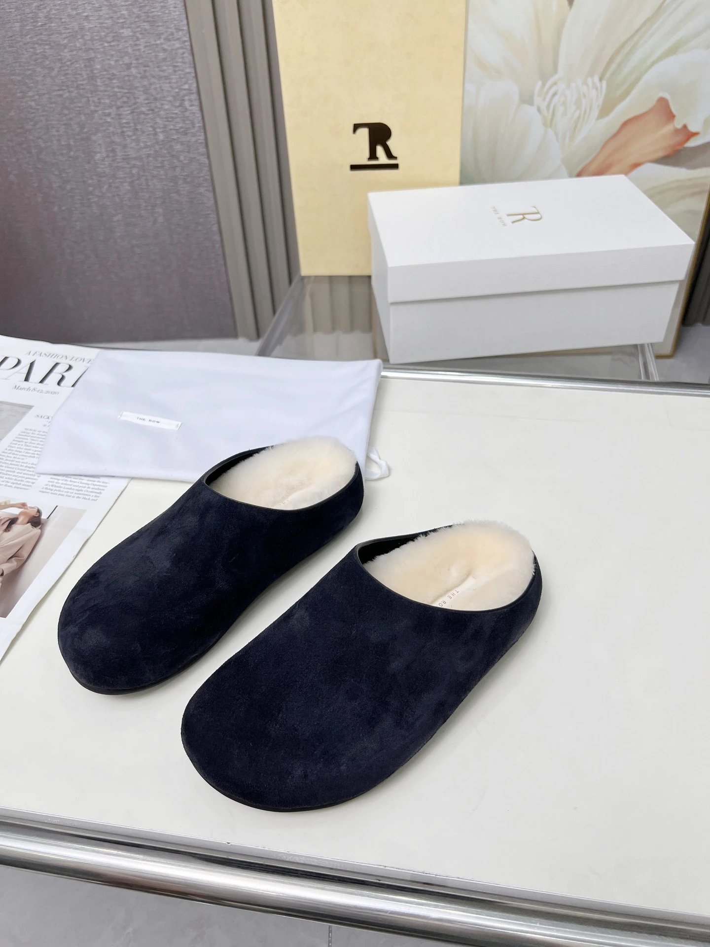 R 1970s Shearling Slippers Beige Slippers - 9