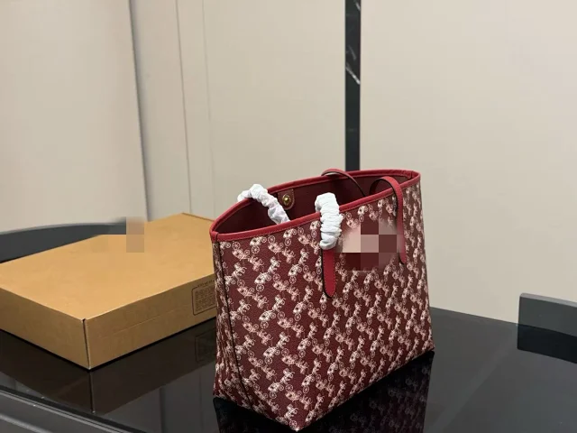 COACH Handbags City Tote 33 Horse and Carriage Print product detail image 1