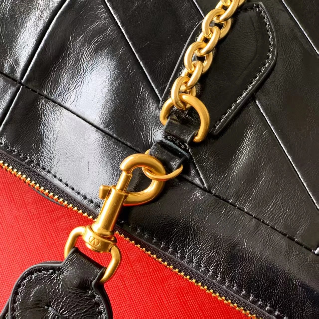 Valentino Garavani VLogo Chain Bag Burgundy Shoulder Bag - 10