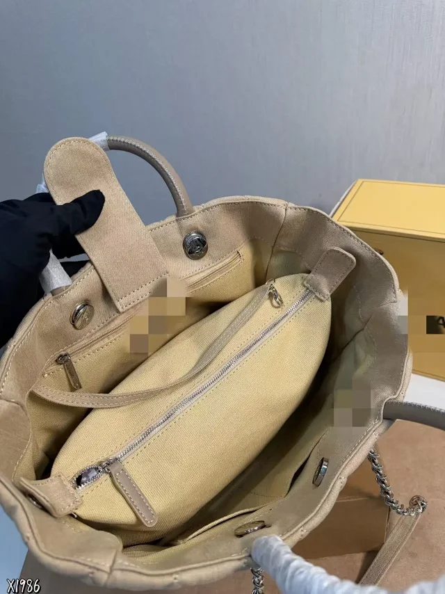 Unbranded Handbags Z709 Quilted Chain-Strap Tote product detail image 1