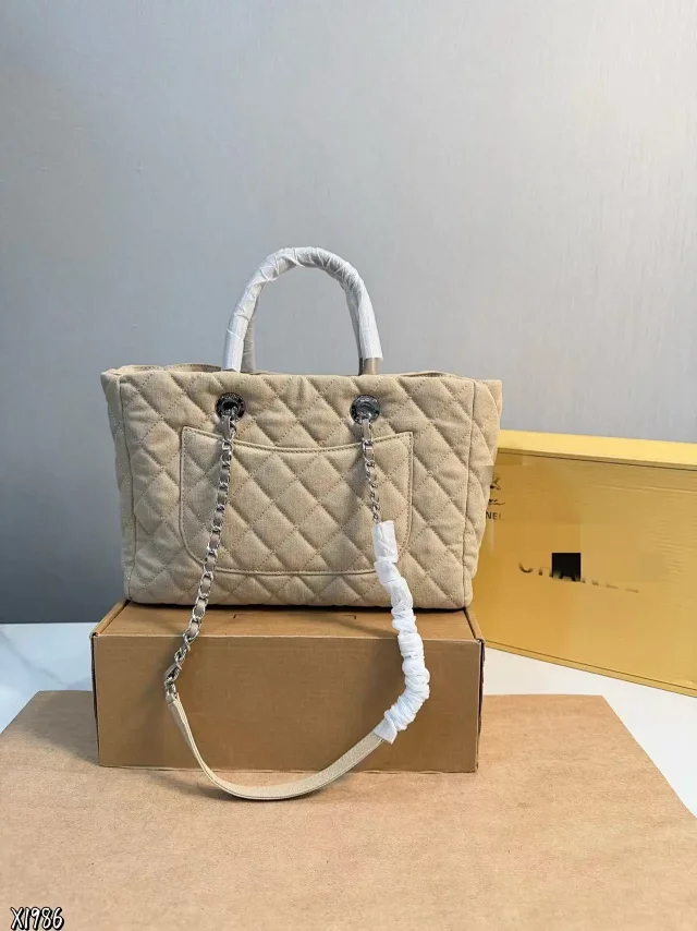 Unbranded Handbags Z709 Quilted Chain-Strap Tote product detail image 2