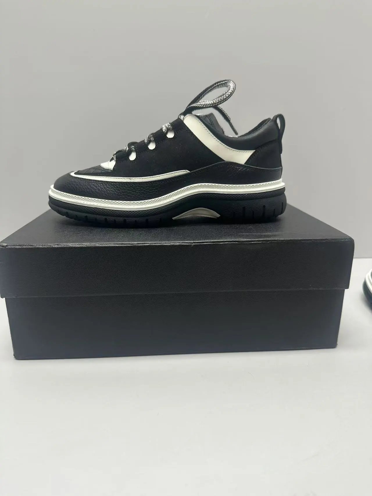 Off-White Diagonal Stripe Low Top Black and White Sneakers - 14