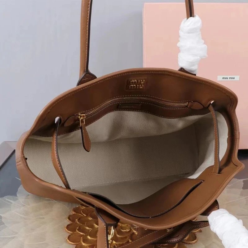 Miu Handbags Buckle-Detail Tote Bag image 4