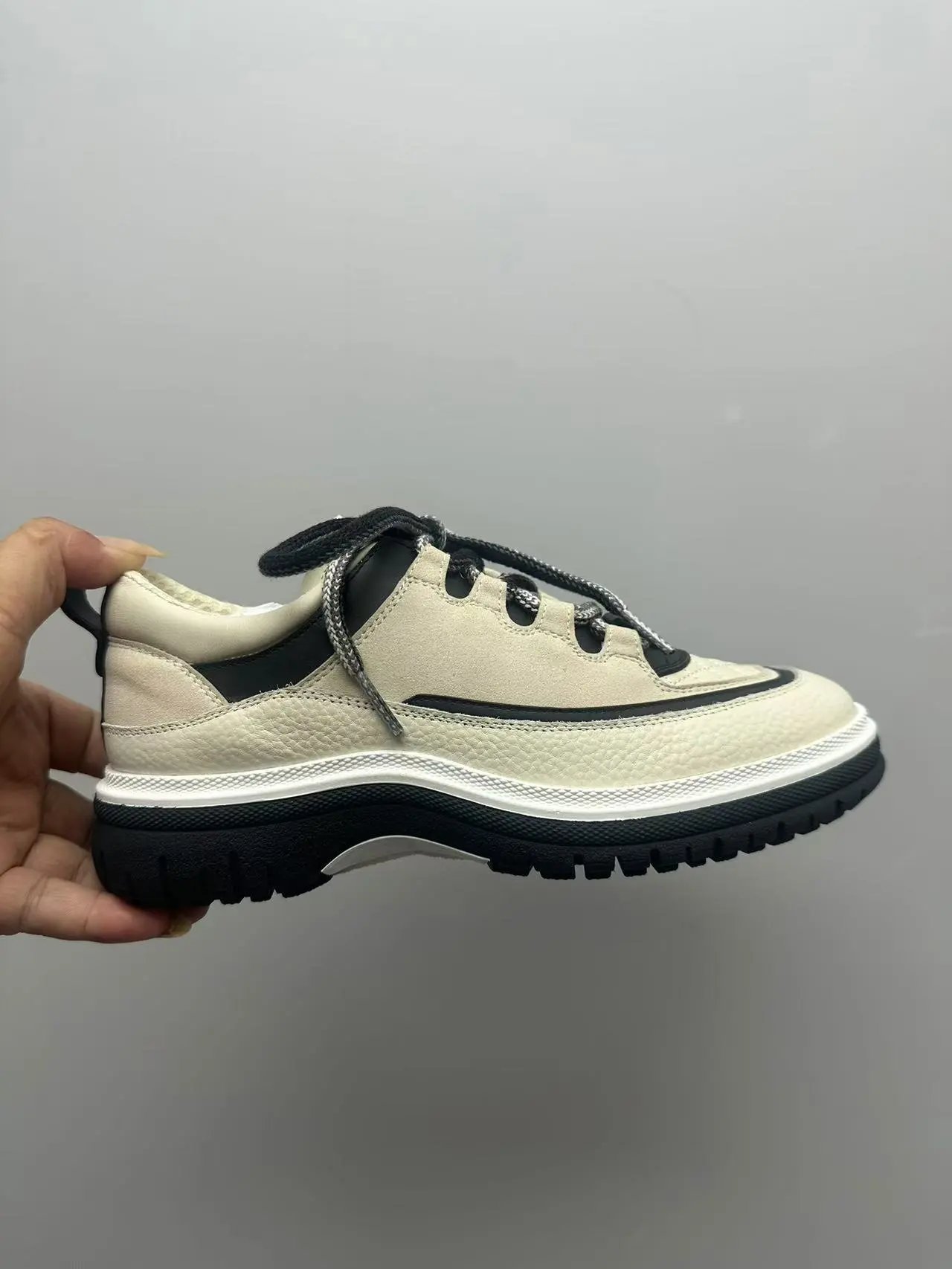 Off-White Diagonal Stripe Low Top Black and White Sneakers - 23