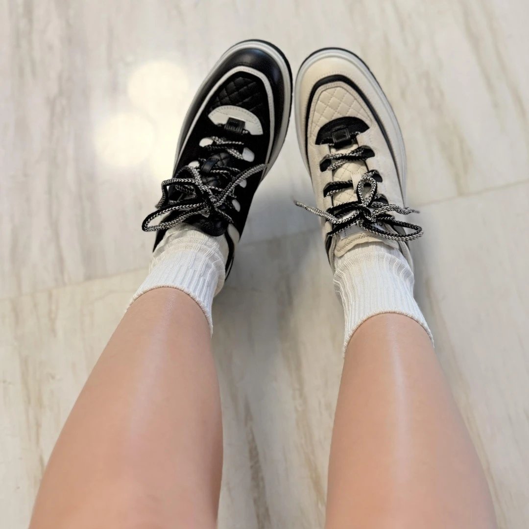 Off-White Diagonal Stripe Low Top Black and White Sneakers - 9