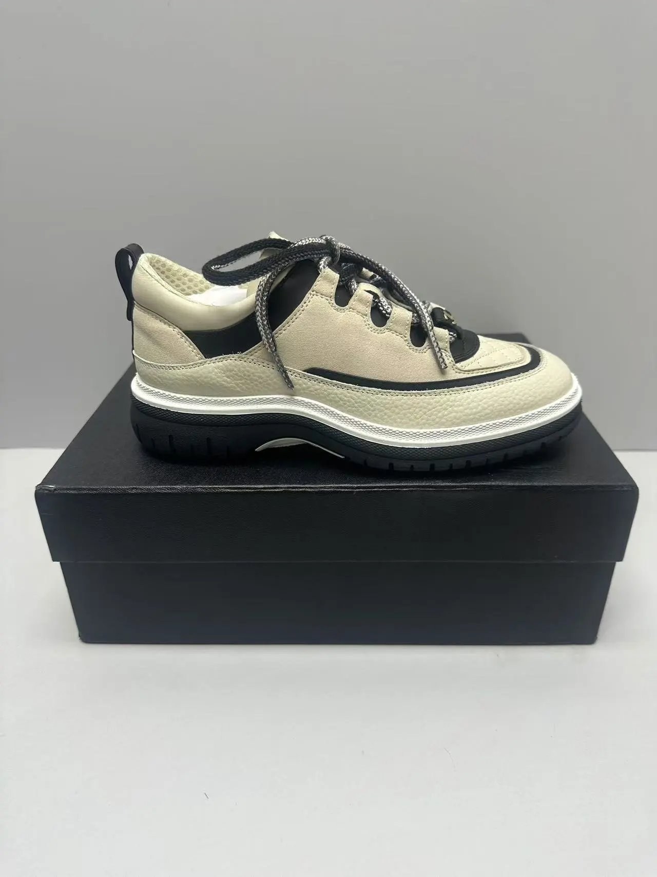 Off-White Diagonal Stripe Low Top Black and White Sneakers - 17