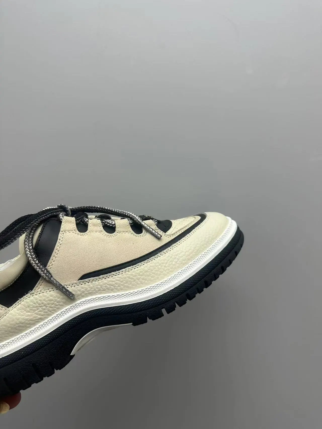 Off-White Diagonal Stripe Low Top Black and White Sneakers - 18