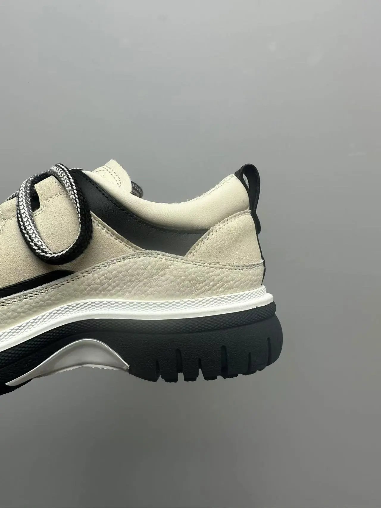 Off-White Diagonal Stripe Low Top Black and White Sneakers - 22