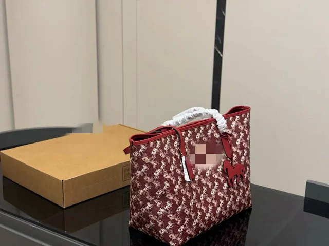 COACH Handbags City Tote 33 Horse and Carriage Print product detail image 2