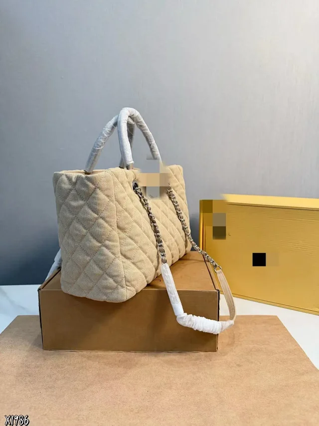 Unbranded Handbags Z709 Quilted Chain-Strap Tote product detail image 4