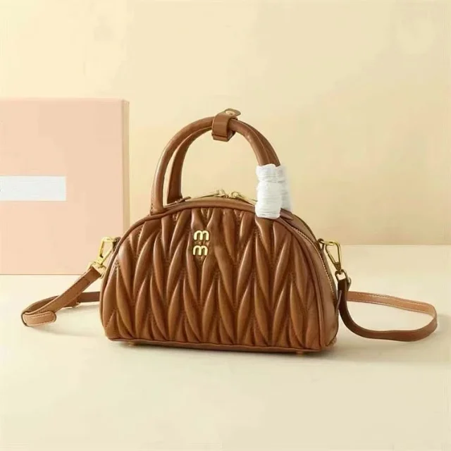 Miu Handbags Quilted semicircle top-handle bag with detachable shoulder strap product detail image 8