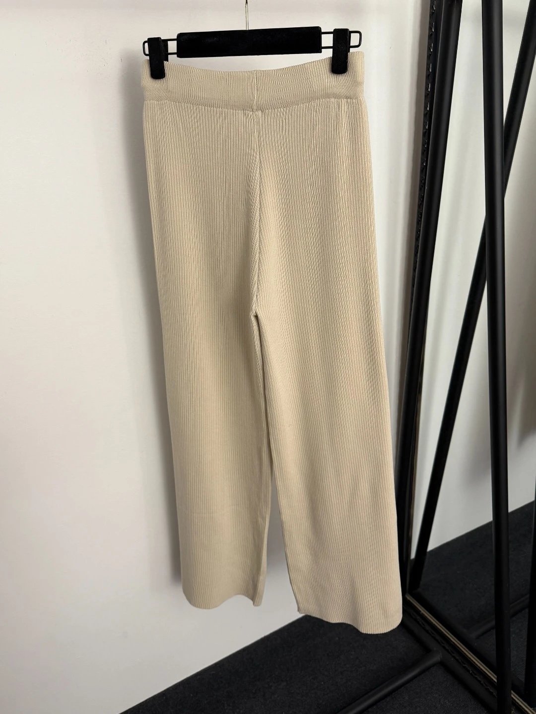 Design Ribbed Knit Two-Piece Set Beige Vest Top and Wide-Leg Pants - 11
