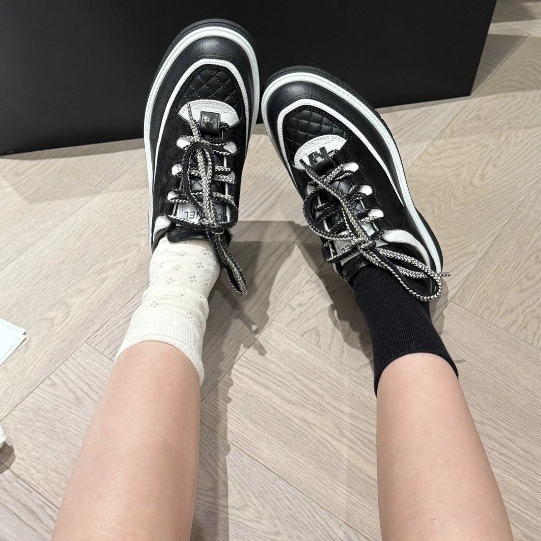 Off-White Diagonal Stripe Low Top Black and White Sneakers - 8