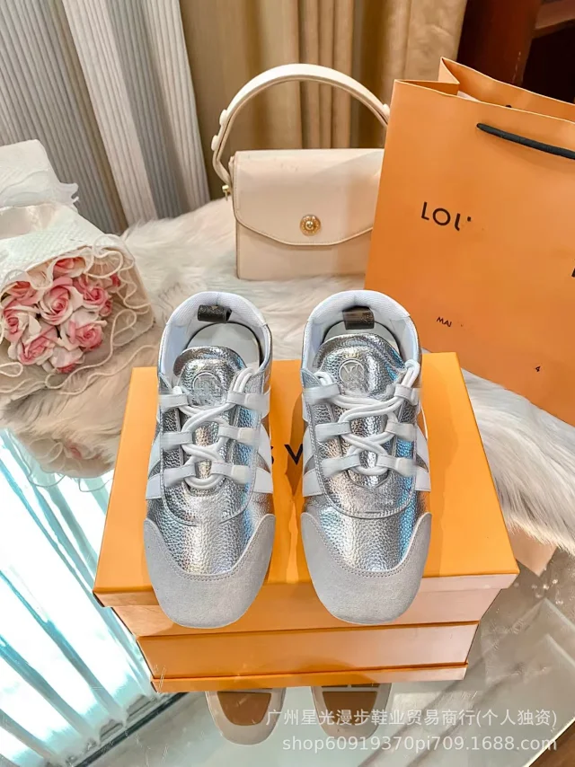Louis Vuitton Sneakers Low-Top Lace-Up Monogram Colorblock product detail image 17
