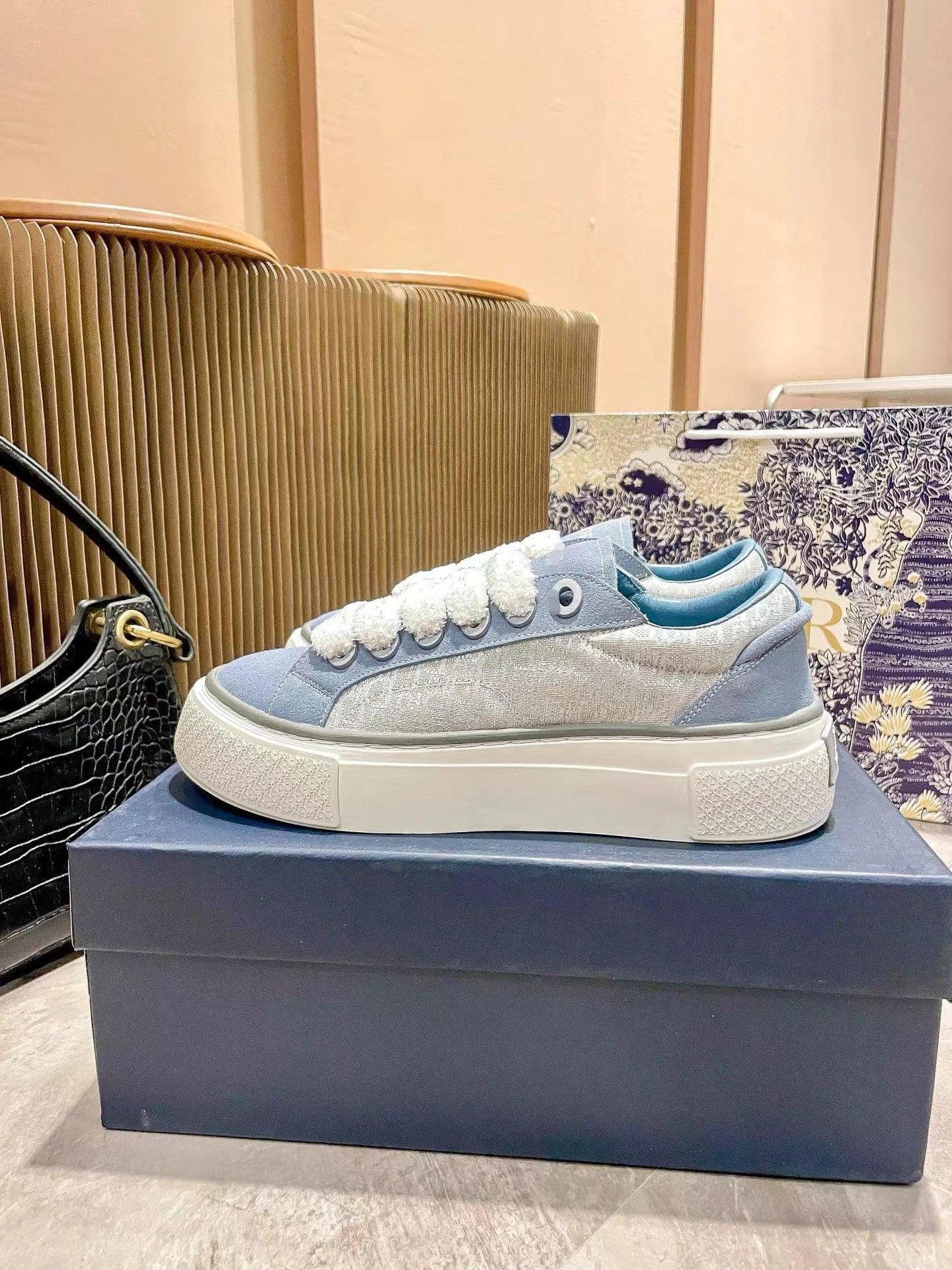Maison Margiela Tabi Sneaker Light Blue Metallic with Fluffy Laces Sneakers