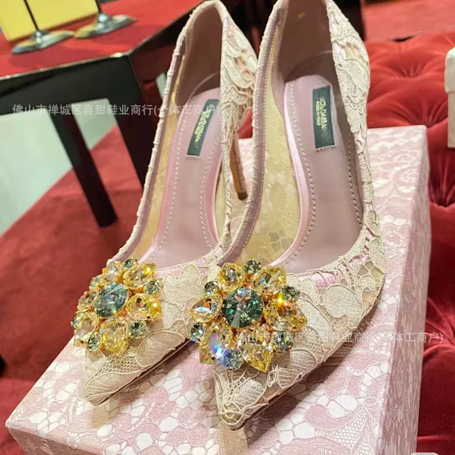 Dolce & Gabbana High Heels Lace Mesh Pointed-Toe Stiletto Pumps with Crystal Floral Brooch product detail image 4