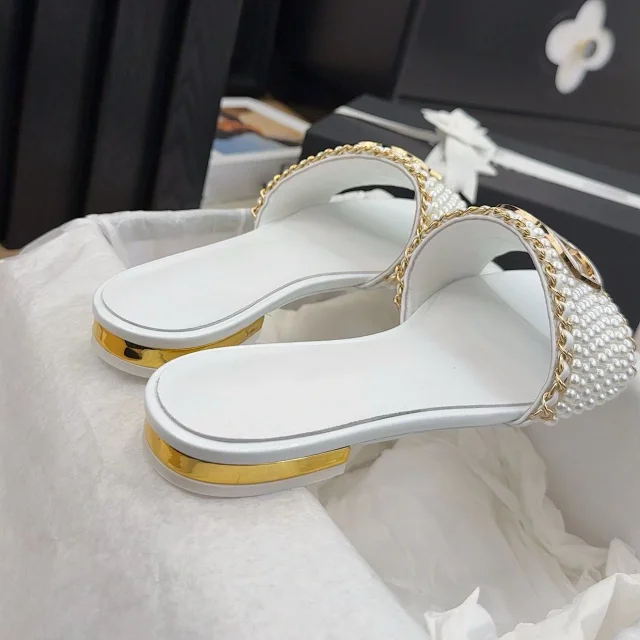 Chanel Sandals Pearl-Beaded Chain-Trim Slide product detail image 9