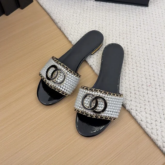 Chanel Sandals Pearl-Beaded Chain-Trim Slide product detail image 2