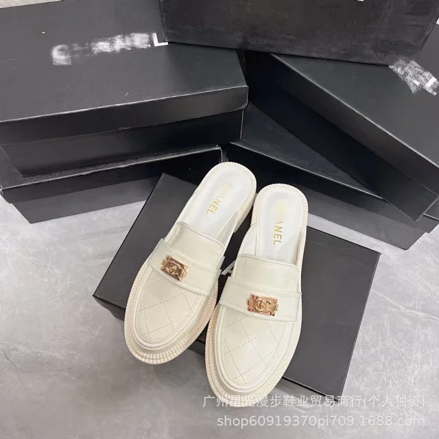 Chanel Leather Shoes Quilted CC-Emblem Loafers product detail image 17