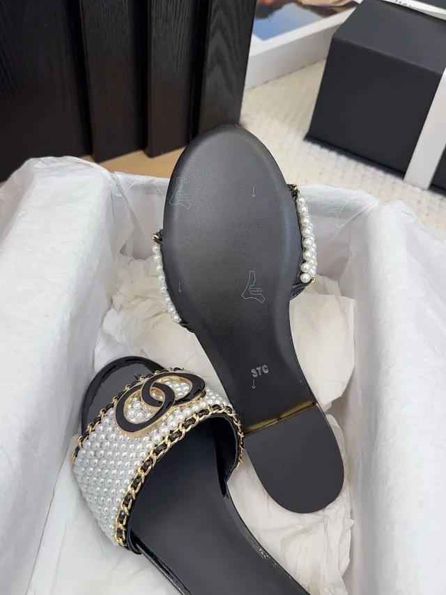 Chanel Sandals Pearl-Beaded Chain-Trim Slide product detail image 4