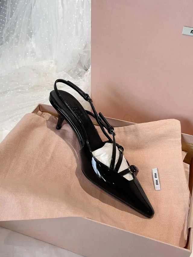 Miu High Heels Patent Leather Pointed-Toe Buckle-Strap Slingback product detail image 5