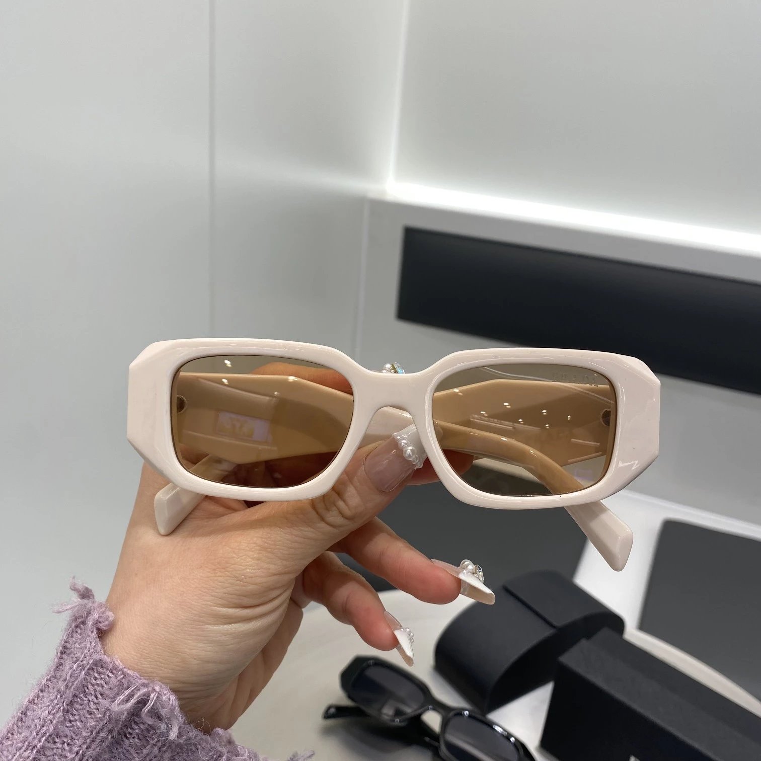 Item Thumbnail for Sunglasses 4999625