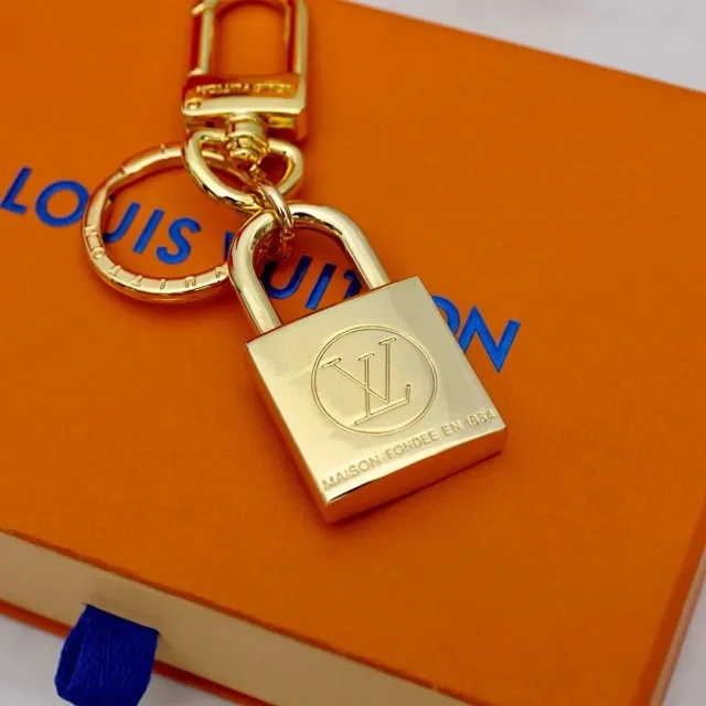 Louis Vuitton Uncategorized Metal Keychain with Padlock or Skateboard Charm product detail image 4