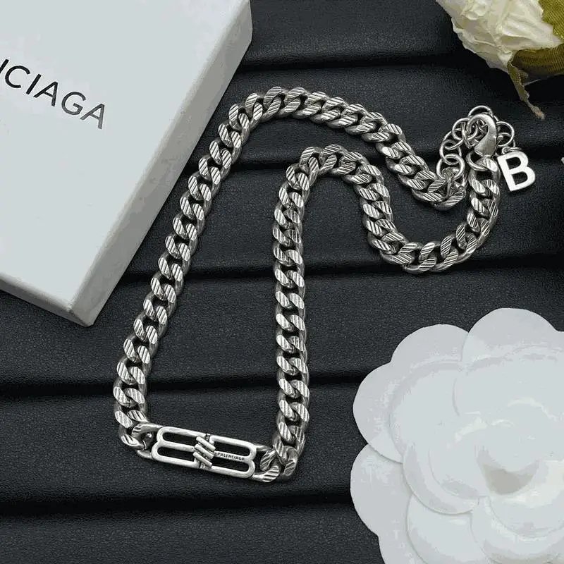 Design Layered Chain Necklace with Crystal and Letter B Pendant Gold Jewelry Necklaces product detail 2 in Litbuy spreadsheet finds