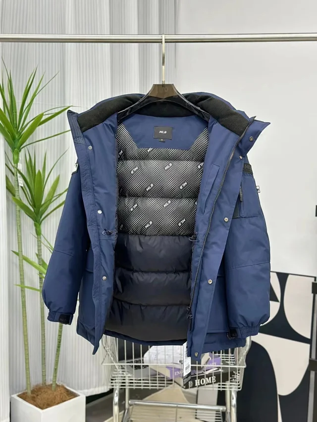 New York Yankees Down Jackets Fur-Trim Hooded Utility Jacket product detail image 2
