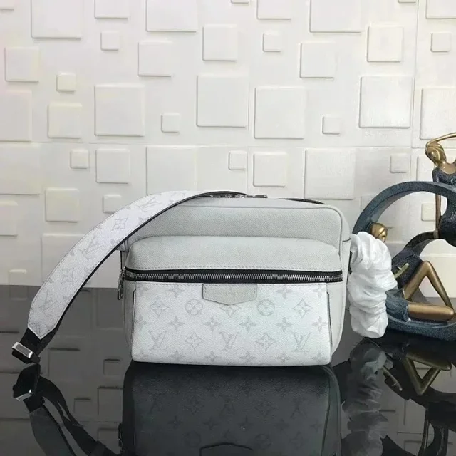 Louis Vuitton Crossbody Bags Monogram bag with chain strap product detail image 2