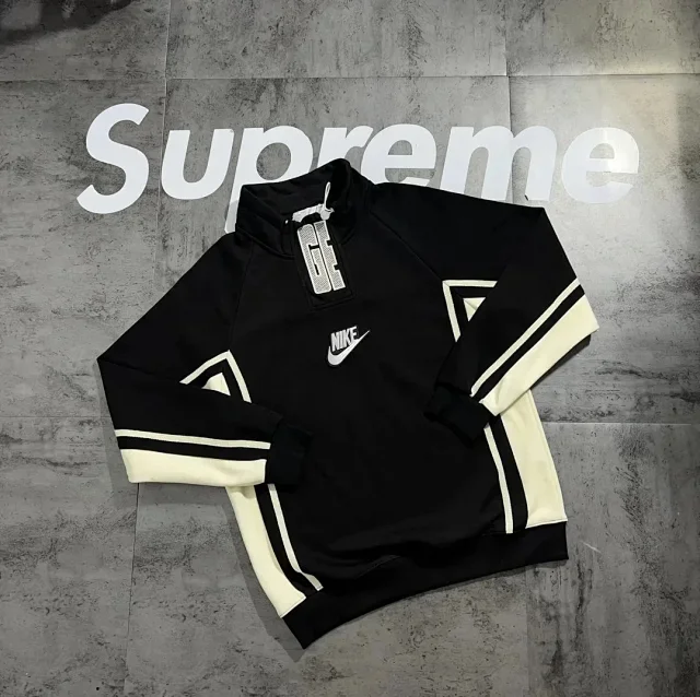 Nike Hoodies & Sweatshirts Crewneck Logo-Print Sweatshirt product detail image 4