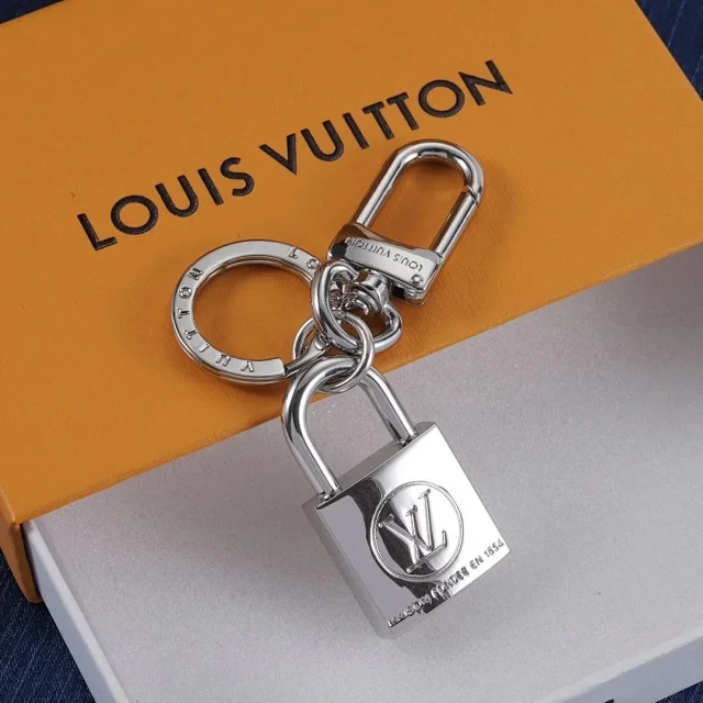 Louis Vuitton Uncategorized Metal Keychain with Padlock or Skateboard Charm product detail image 3
