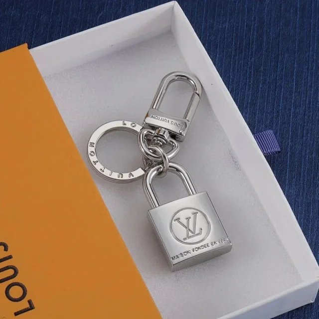 Louis Vuitton Uncategorized Metal Keychain with Padlock or Skateboard Charm product detail image 2