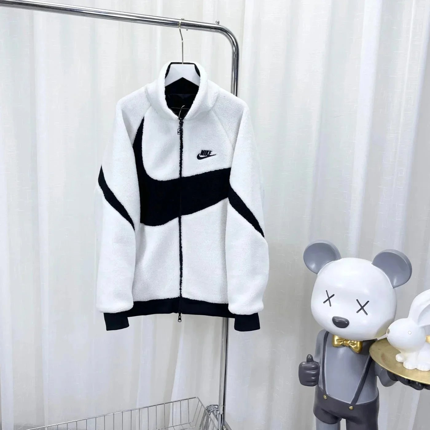 白黑色毛绒外套