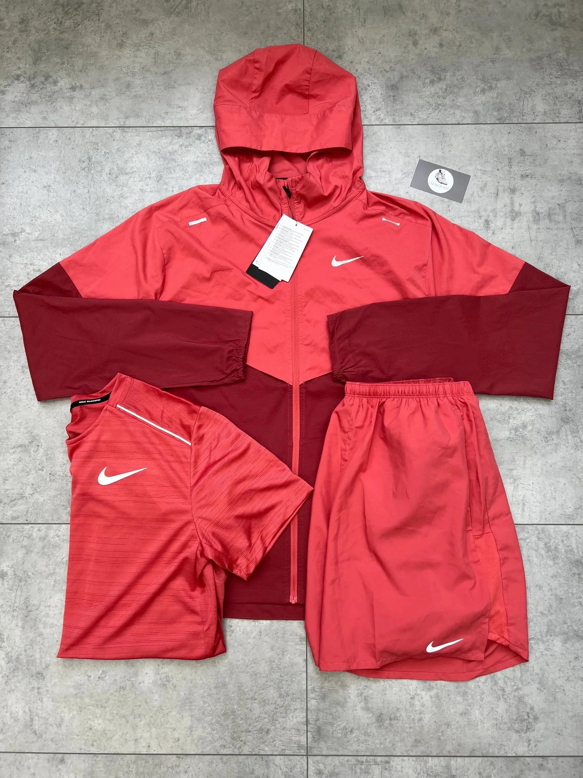Nike Matching Sets Three-piece performance set with hooded jacket, T-shirt and shorts image 11