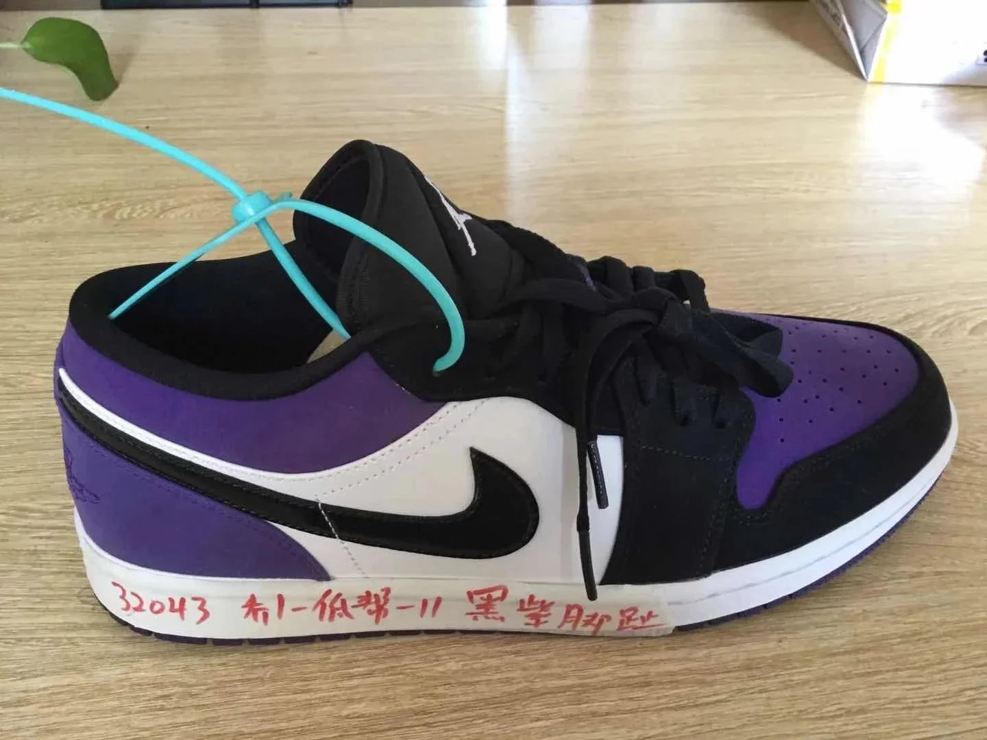 Air Jordan 1 Retro Low 'Black Purple Toe' 553558-125