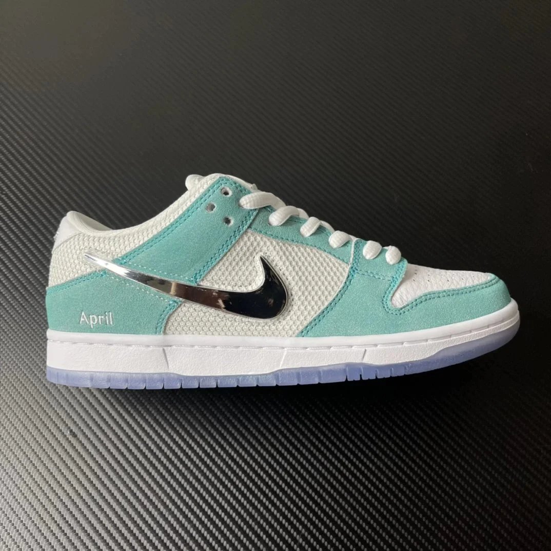 DUNK Frozen Rose FD2562-400