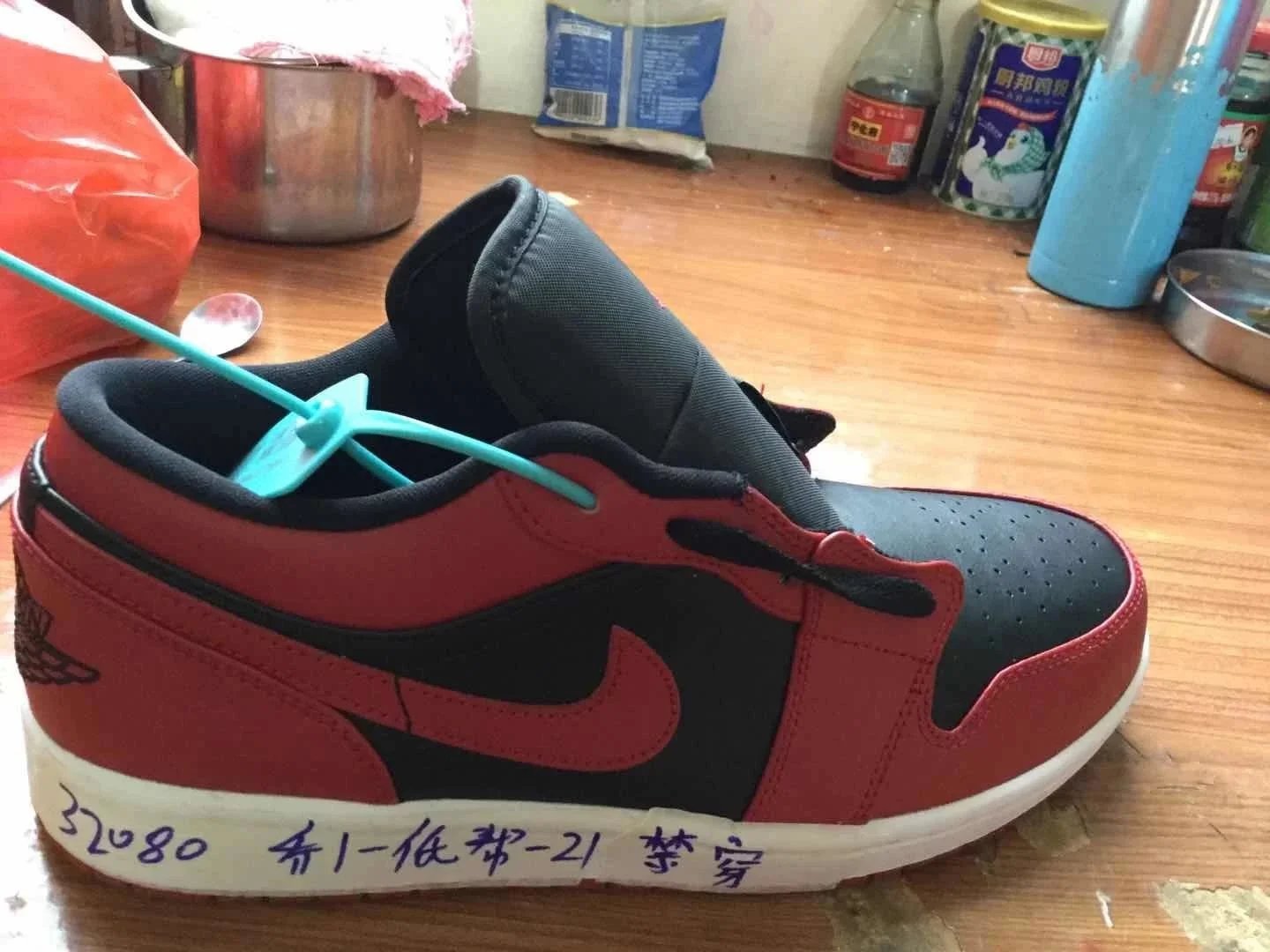 Air Jordan 1 Retro Low 'Banned' 553558-606