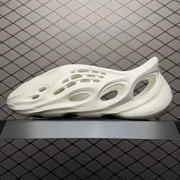 thumbnail for 【拍下即不退换】【一周内发货】LW版本 B品Yeezy洞洞鞋福利 不退换  自穿无敌 特价不退换宝宝们看好再拍