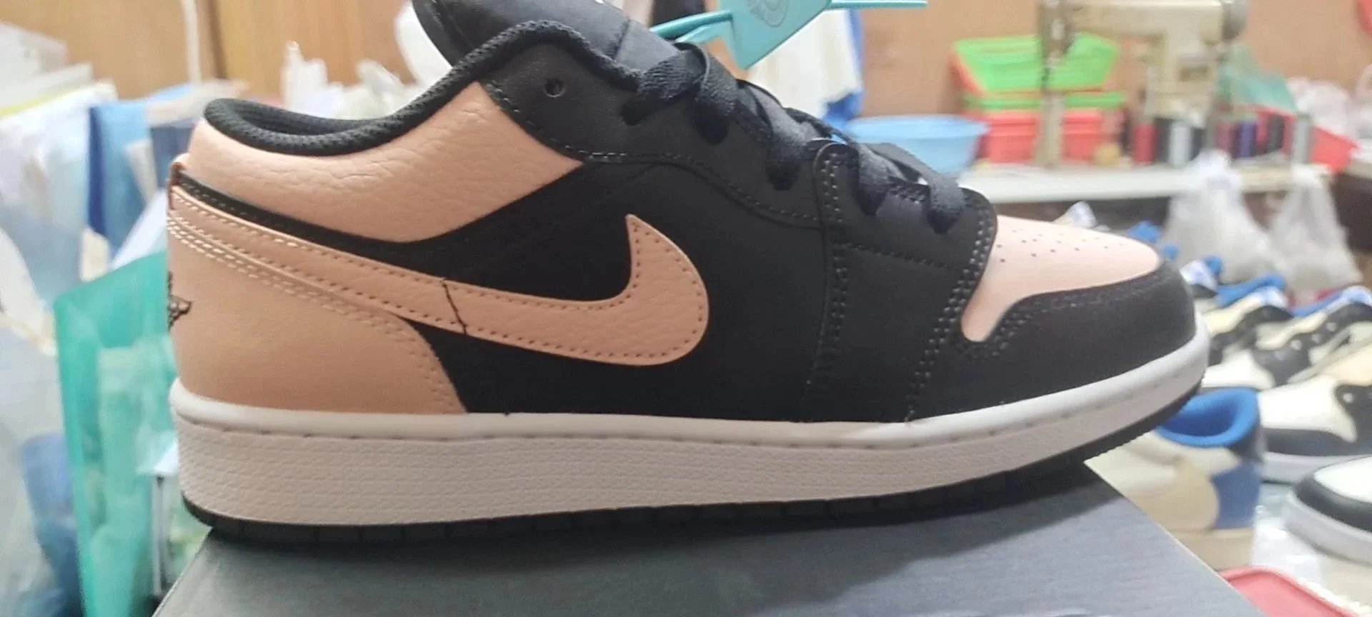 Air Jordan 1 Retro Low 'New Black/Pink' 553560-034