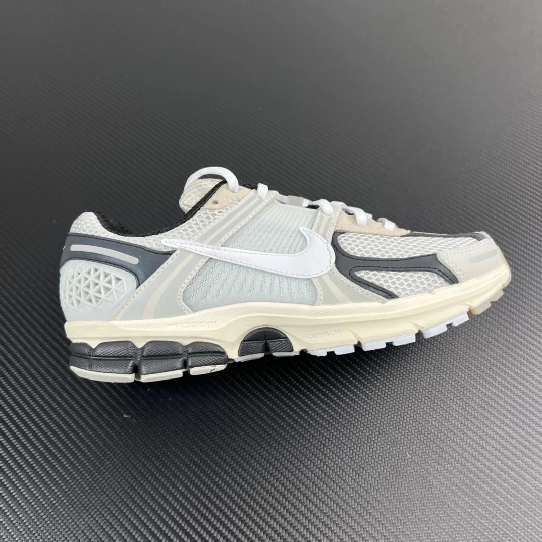 Nike Vomero 5 'Glow-in-the-Dark Black White' FN7649-110